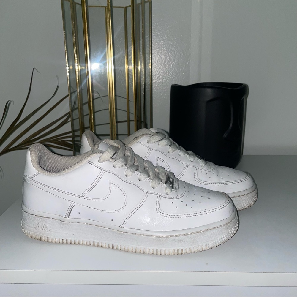 USED white nike air force 1’s 5Y